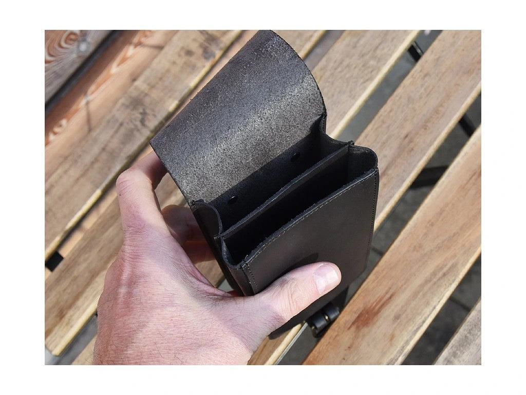 Skórzana kieszeń na pasek 7878 "tarcza" ciemny brąz