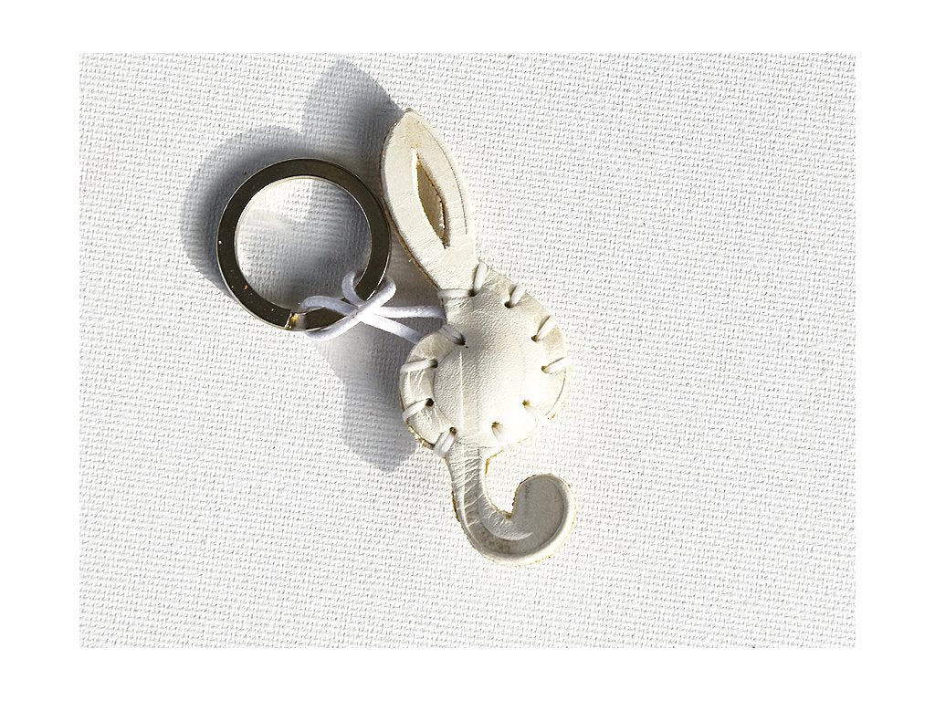 Skórzany ornament "klucz wiolinowy biały"